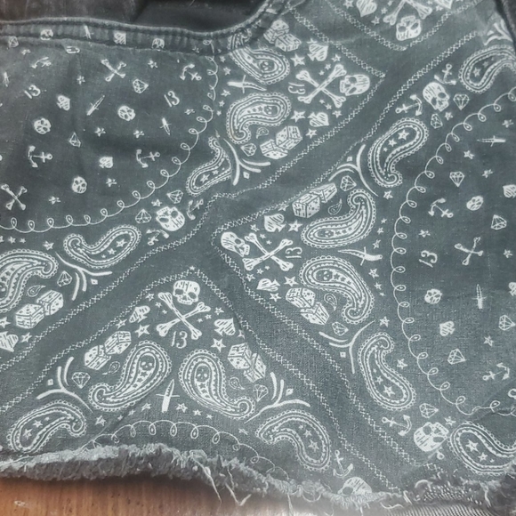 Juniors black shorts with skull and design on left - Picture 4 of 5